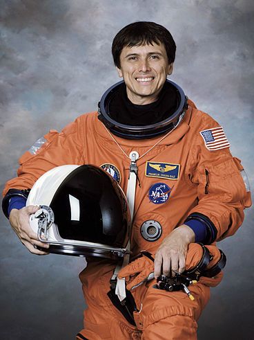 Franklin Chang Díaz con uniforme de astronauta 