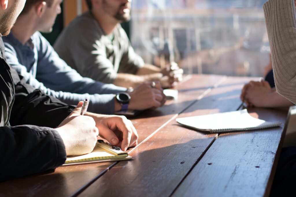 Las cooperativas son personas que se unen para satisfacer sus necesidades y aspiraciones económicas.  