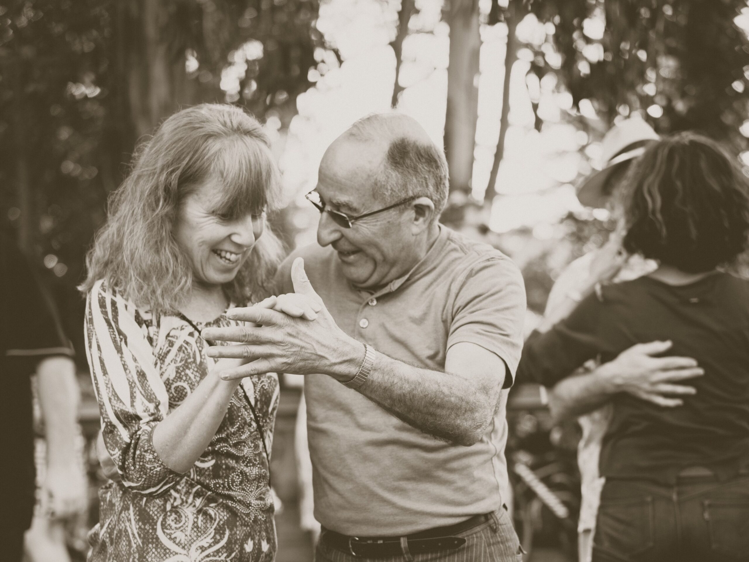 Personas adultas mayores bailando en el exterior