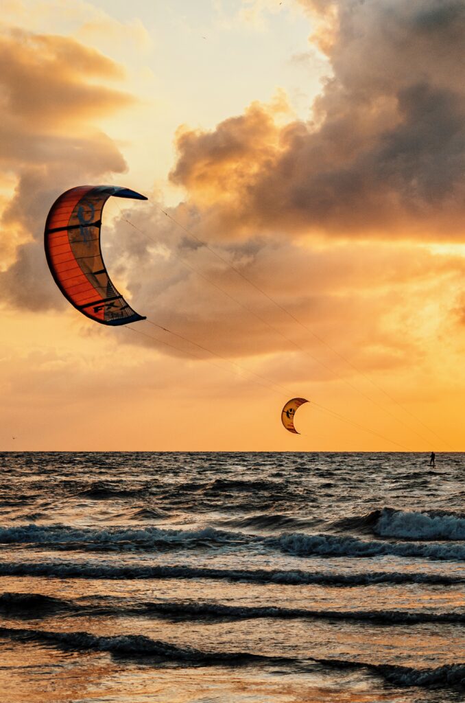 Conozca en este artículo todo lo que tiene que saber sobre el kitesurf y dónde y cuándo realizarlo en Costa Rica para pasar las mejores vacaciones. 