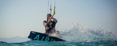 Conozca en este artículo todo lo que tiene que saber sobre el kitesurf y dónde realizarlo en Costa Rica.