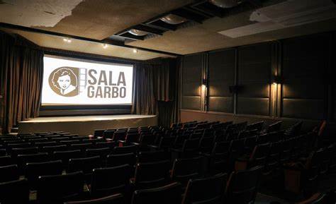 Si usted es amante del cine, tiene que conocer la Sala Garbo, donde se proyecta material independiente extranjero y nacional que no encontrará en otras salas del país. 