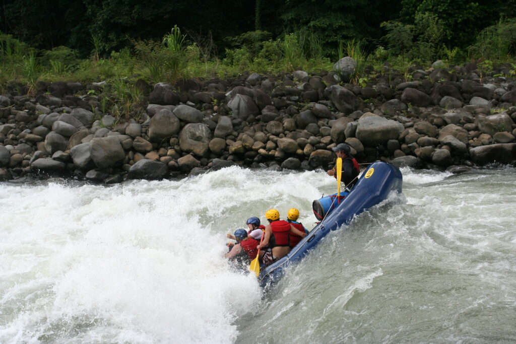 Vous aimez l'aventure et vous voulez essayer quelque chose de nouveau ? Découvrez les courants du fleuve Pacuare et participez à un tour de rafting.