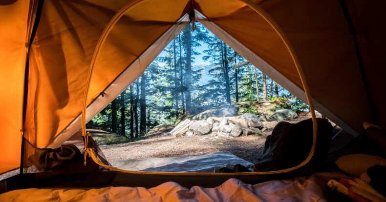 Si en estas vacaciones desea darse un respiro de la ciudad, aquí le dejamos algunos de las mejores zonas de camping en Costa Rica.