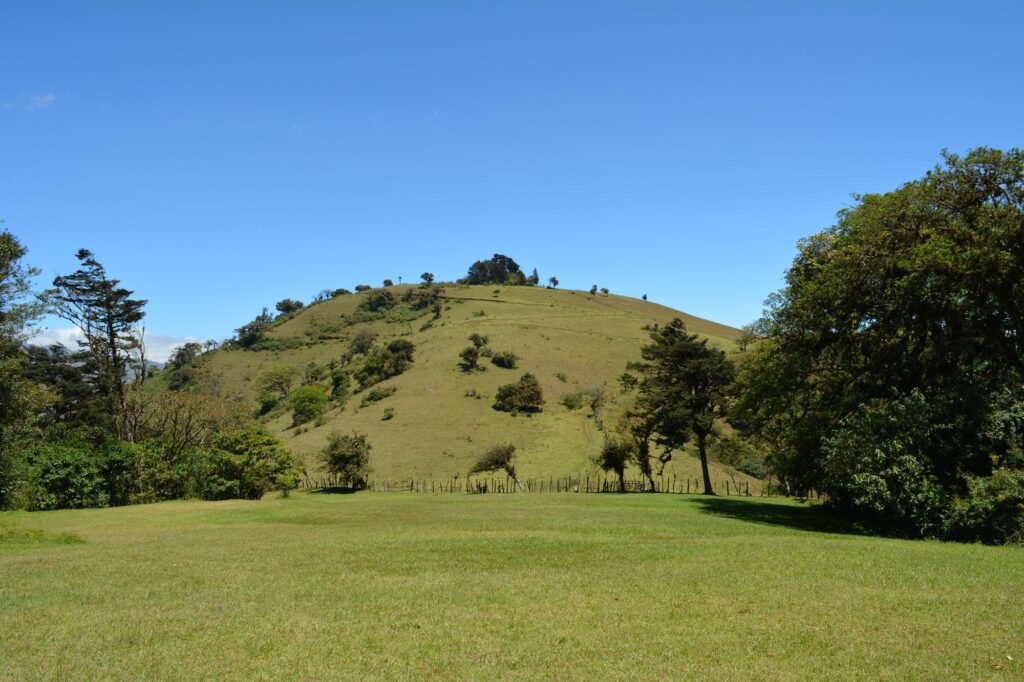 Si en estas vacaciones desea darse un respiro de la ciudad, aquí le dejamos algunos de las mejores zonas de camping en Costa Rica.