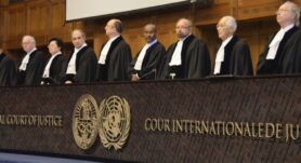 Sudáfrica solicita que se investiguen los crímenes de guerra cometidos por Israel contra Gaza tras presentar documentos ante la Corte Internacional de Justicia.