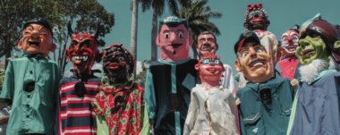 Tradición de la mascarada tradicional costarricense: celebración llena de color, música y cultura que perdura desde la colonia hasta hoy.