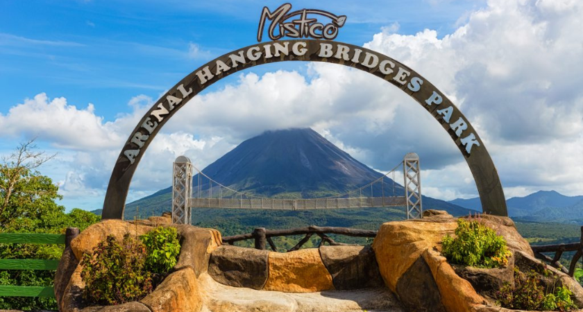 Adéntrate en la exuberante selva tropical de Costa Rica en el Parque Místico. Descubre puentes colgantes y la biodiversidad única.