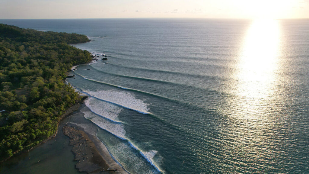 Surf en playa Pavones