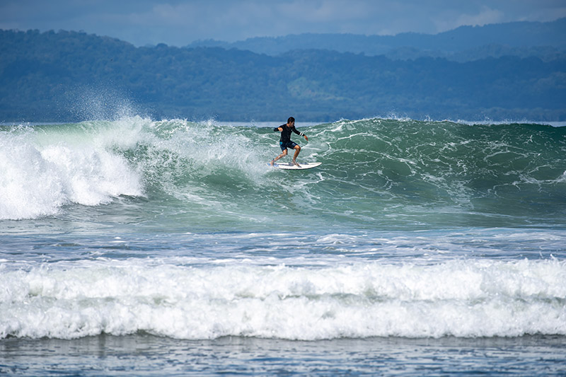 Surf en playa Pavones